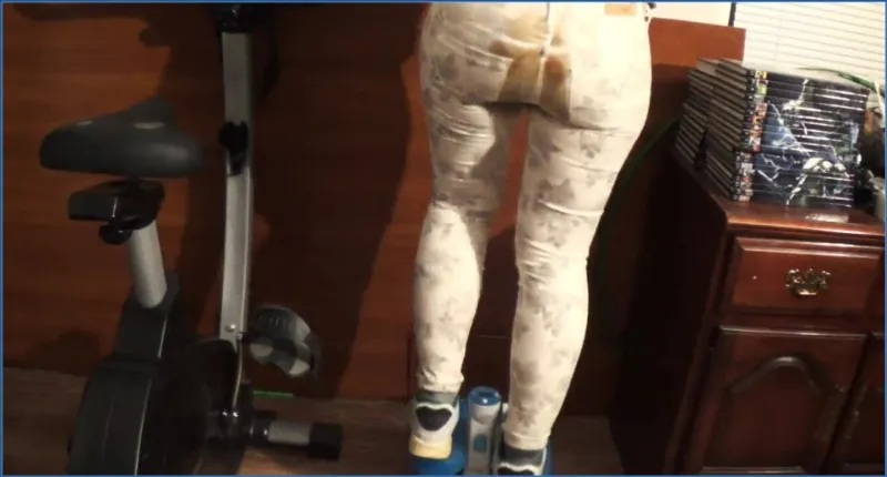 DirtyBetty - Allenamento di merda con mutandine imbottite - video scat