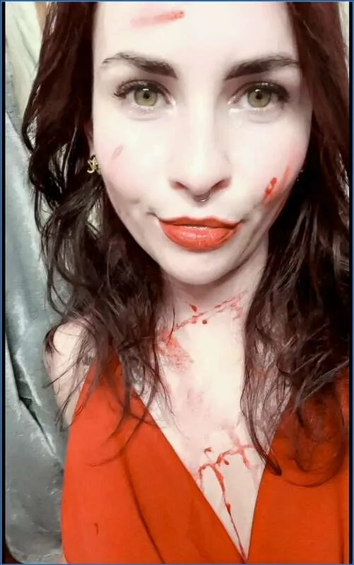LilbuttLex lecca il plug anale nel bagno della festa di Halloween - video scat