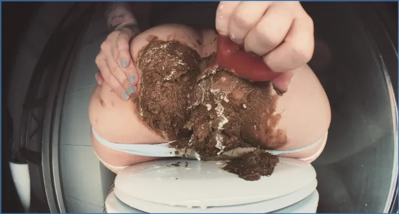 Dolce Betty Parlour imbratta il suo bianco slip con scat - vidéo fétiche