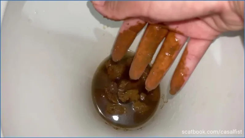 Casal Fist in schiavo-cesso con Coco e Scat - video scat
