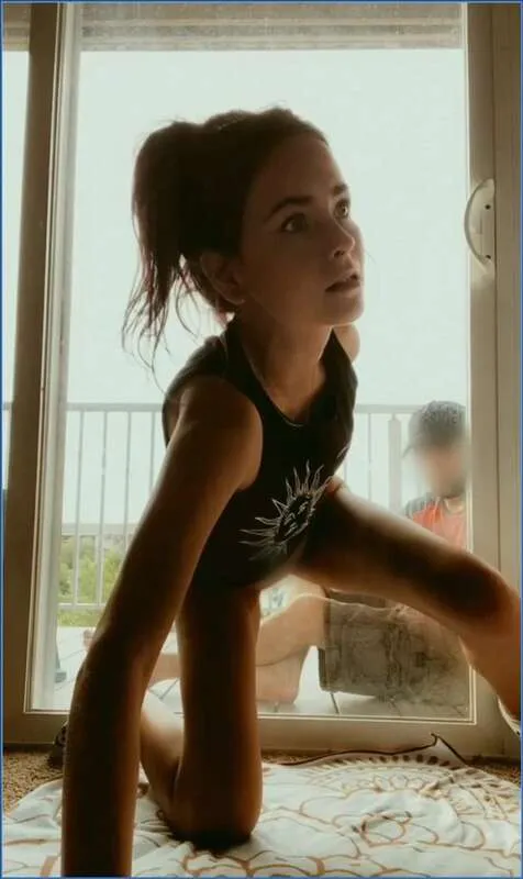 LilbuttLex mostra il suo cesso dilatato con tappo al finestrino - vidéo fétiche