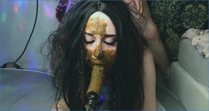 Sweet Betty Parlour si scatena nel fango con due corna rovinate - video scat