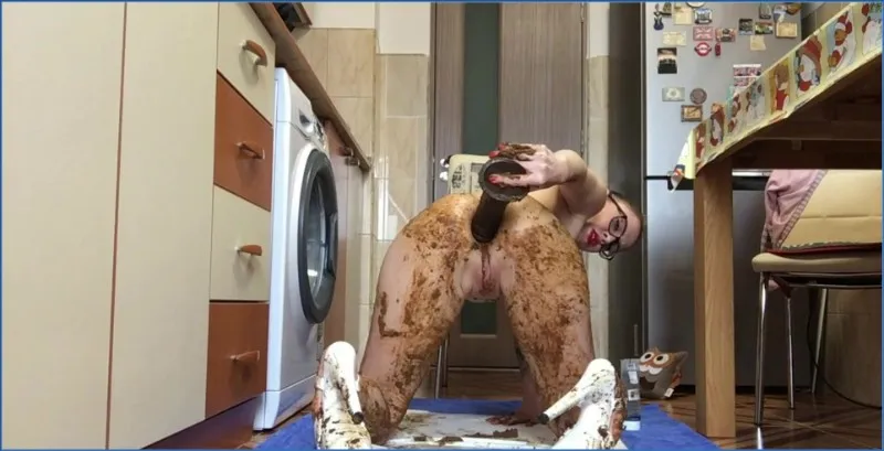 Ella Gilbert si spalma il scat sul corpo intero - video scat