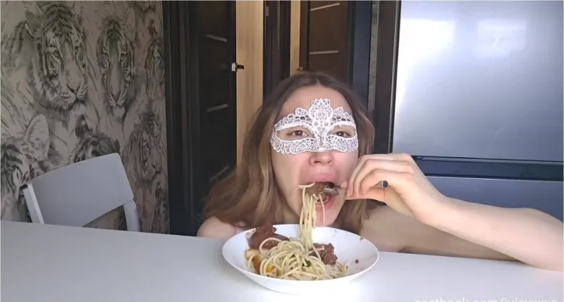 Juicy XXXO e la loro sporca ora di pasta con scat - vidéo fétiche