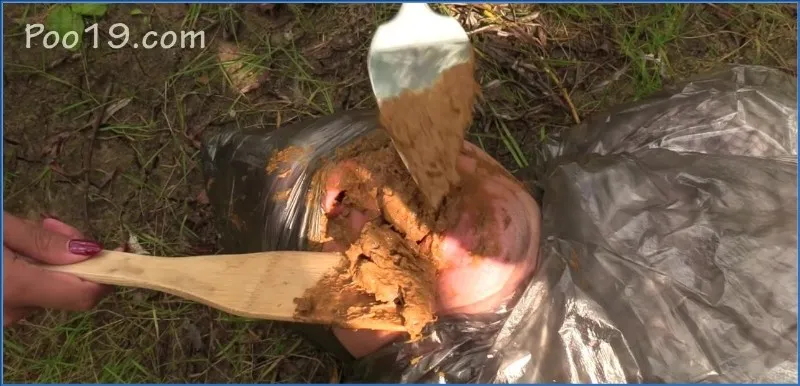Milana Smelly utilizza schiavi orali come wc gratuito in un bosco - vidéo fétiche