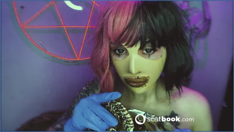 Sweet Betty Parlour offre un pasto speciale al suo schiavo - video scat