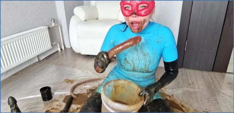 Scatlina in latex-outfit si diverte con 11 mucchietti di scat - vidéo fétiche