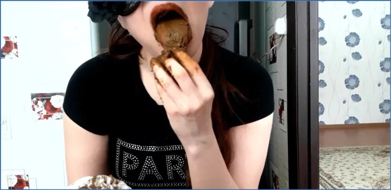 Dirty Betty sclera e piscia nel perizoma e mangia tutto - video scat