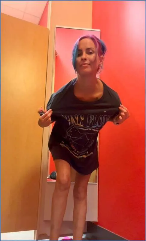 LilbuttLex gioca con le palle anali in palestra - video scat