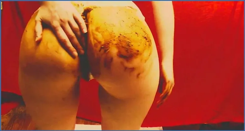 DirtyBetty si diverte con la sua calda cagatina di scat anal - video scat