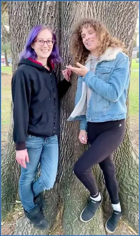 Vibra con Molly e seconda MILF al flash pubblico e pipì - video scat