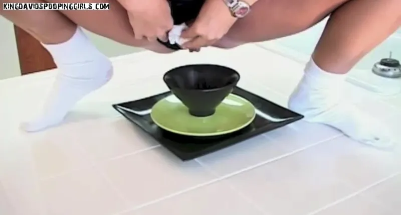 Alina rilascia un enorme sgabello al mattino - vidéo fétiche